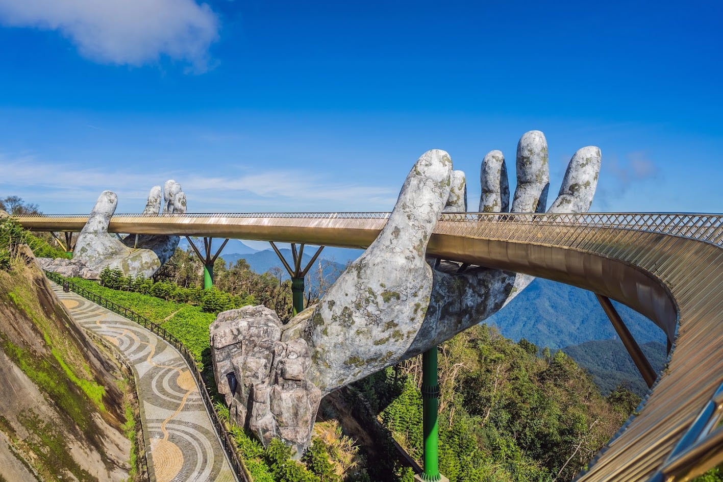 Bay từ Singapore đến Đà Nẵng: Kinh nghiệm di chuyển và ăn chơi