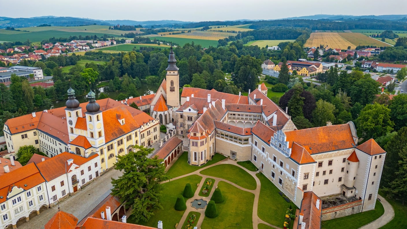 Góc nhìn Telč Czech từ tháp chuông nhà thờ, cho thấy quy hoạch đô thị hài hòa và nguyên vẹn.