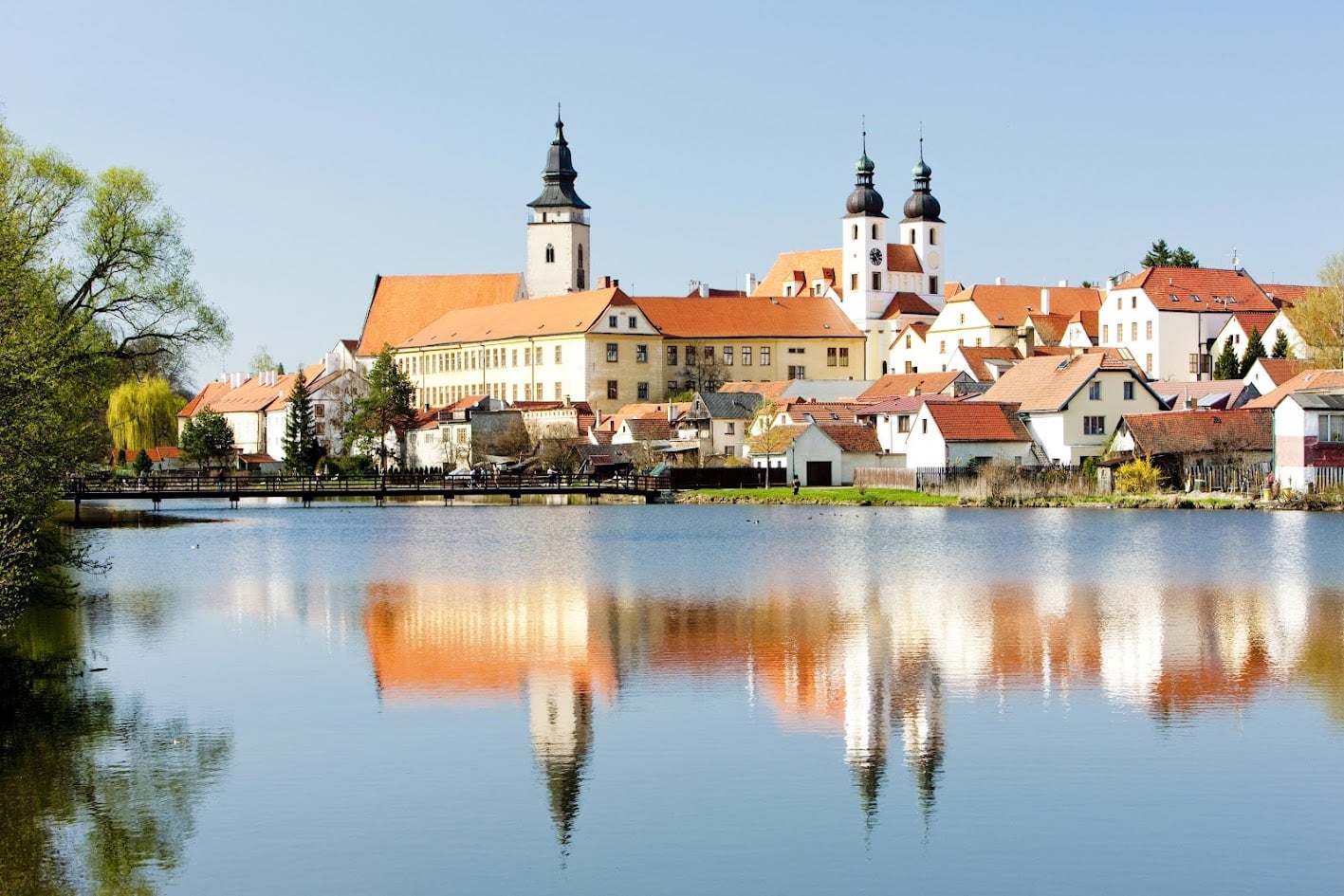 Toàn cảnh Telč Czech nhìn từ trên cao với những mái nhà đỏ đặc trưng giữa không gian yên bình.